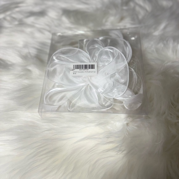 New, White Floral Fascinator with Veil - Picture 6 of 6